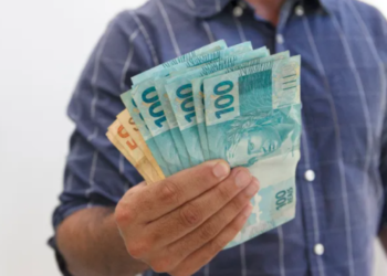 DECISÃO OFICIAL: Trabalhadores comemoram SALÁRIO MÍNIMO com valor ACIMA DE R$ 1.800