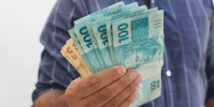 DECISÃO OFICIAL: Trabalhadores comemoram SALÁRIO MÍNIMO com valor ACIMA DE R$ 1.800