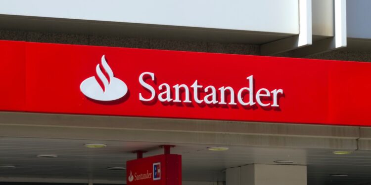 Santander relança cartão de crédito com isenção vitalícia de anuidade