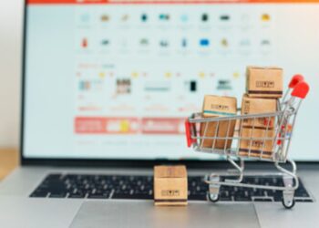 Intenção de consumo das famílias brasileiras CAI pelo 3º mês seguido