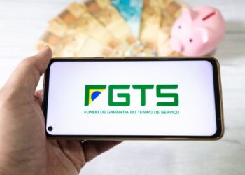 Brasileiros estão antecipando o FGTS para pagar contas; veja como