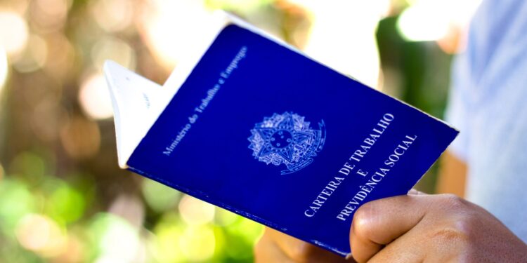 É possível se aposentar no Brasil com menos de 60 anos? Confira