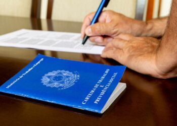 Taxa de desemprego sobe para 7,8% no trimestre móvel encerrado em fevereiro