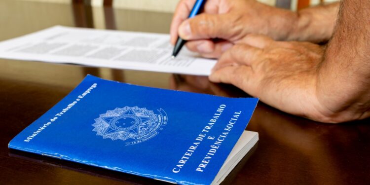 Taxa de desemprego sobe para 7,8% no trimestre móvel encerrado em fevereiro