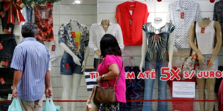 Intenção de consumo das famílias brasileiras RECUA pelo 4º mês seguido