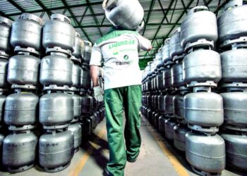 Gás de cozinha fica levemente mais barato na semana, revela ANP