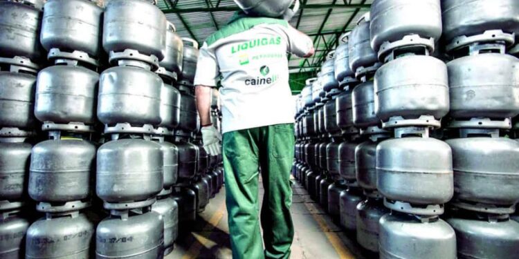 Gás de cozinha fica levemente mais barato na semana, revela ANP