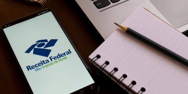 Receita Federal inicia pagamento de restituições do Imposto de Renda 2024; confira calendário
