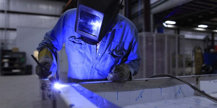 Produção industrial do Brasil ENCOLHE 1,6% em janeiro, revela IBGE