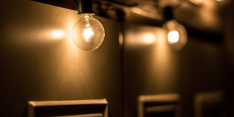 Consumo de energia elétrica CRESCE 5,7% em fevereiro no Brasil