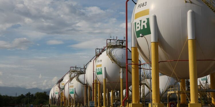 Petrobras perde mais de R$ 55 BILHÕES em valor de mercado em 1 dia