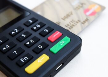 Fraudes com cartões de crédito ASSUSTAM brasileiros; veja como se proteger