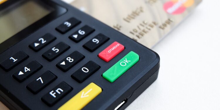 Fraudes com cartões de crédito ASSUSTAM brasileiros; veja como se proteger