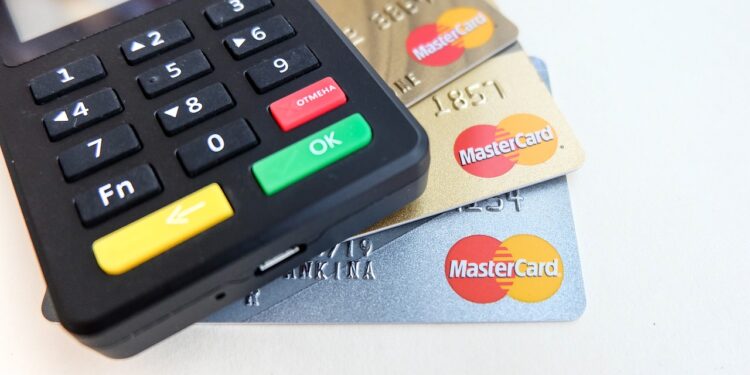 Maquininha de cartão no celular: saiba como utilizar a ferramenta