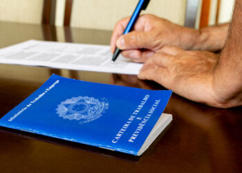 Emprego com carteira assinada cresce no Brasil; veja os números atuais