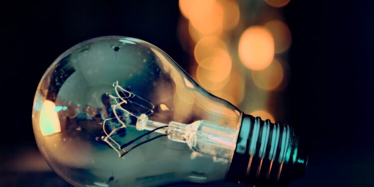 Possível aumento na conta de luz preocupa brasileiros; e agora?