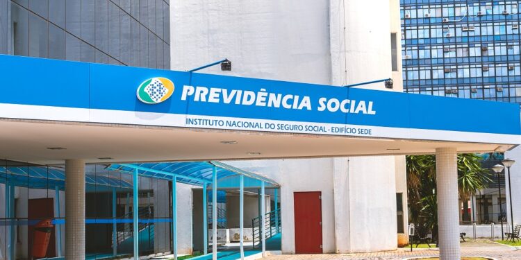 Os aposentados pelo INSS podem permanecer trabalhando? Entenda