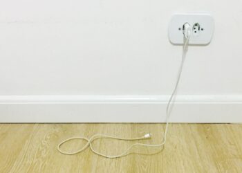Você deixa o carregador do celular na tomada sem uso? Veja quanto esse hábito gasta de energia