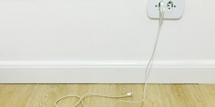 Você deixa o carregador do celular na tomada sem uso? Veja quanto esse hábito gasta de energia