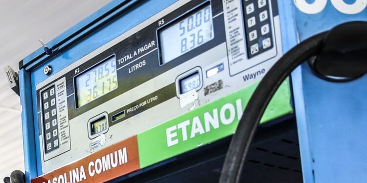 Quem vence a batalha: Etanol ou Gasolina? Descubra o combustível mais vantajoso do país