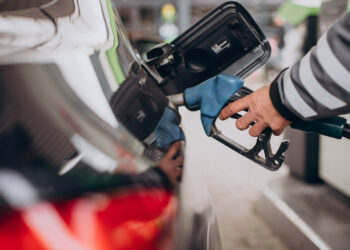 Gasolina está MAIS CARA no Brasil nos últimos 12 meses; Veja onde o combustível disparou