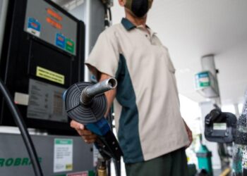 Preços da Gasolina e do Etanol SOBEM nos postos do país; Diesel fica estável