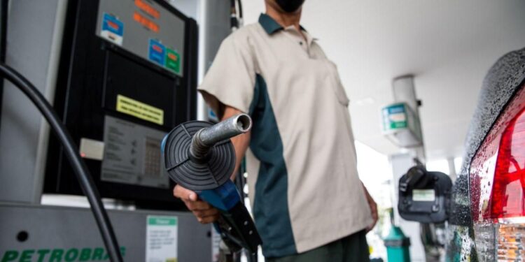 Preços da Gasolina e do Etanol SOBEM nos postos do país; Diesel fica estável