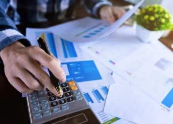 Cartão de crédito: nova pesquisa revela informação IMPRESSIONANTE sobre dívidas familiares; veja qual