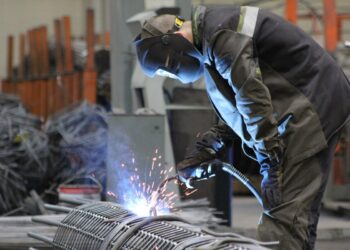 Produção industrial do Brasil CAI 0,3% em fevereiro, revela IBGE