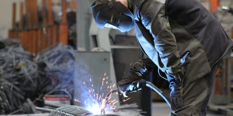 Produção industrial do Brasil CAI 0,3% em fevereiro, revela IBGE