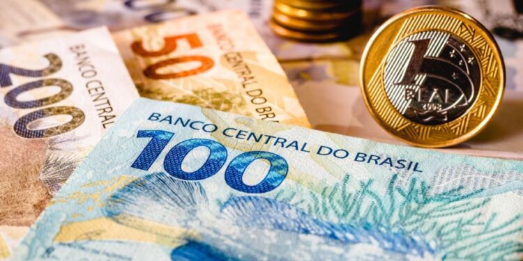Piso salarial médio do Brasil chega a R$ 1.612 em março