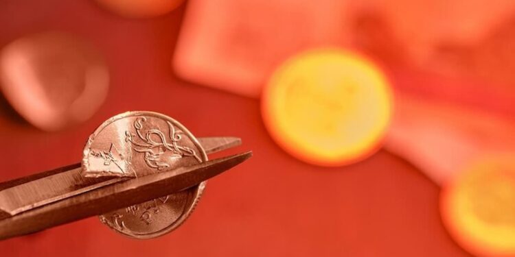 Moeda em uma pinça
