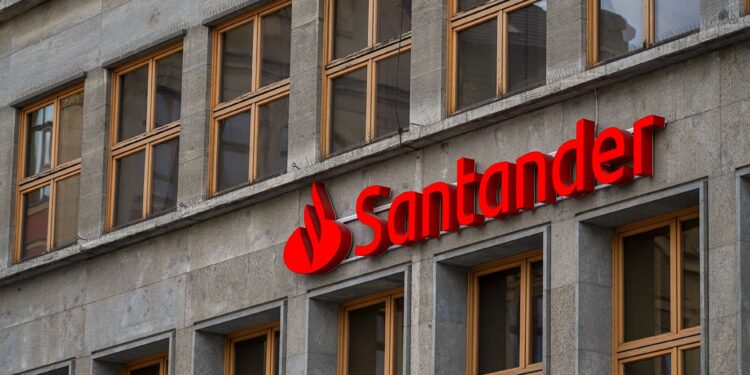 Santander anuncia mudança na política de anuidade para ESTES cartões; veja quais