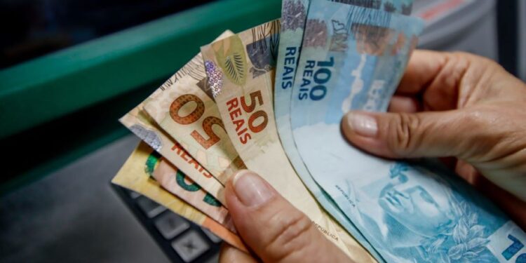 Saques do FGTS em maio estão perto do FIM e trabalhadores correm contra o tempo