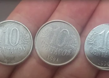 três moedas de 10 centavos