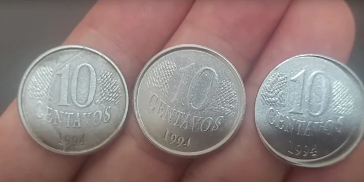 três moedas de 10 centavos