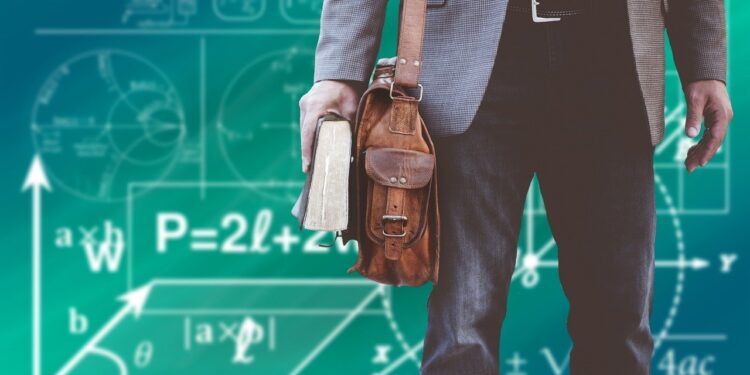 Governo faz nova proposta de aumento de salário para professores; veja qual é o ajuste