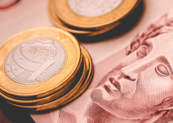 Veja como uma pequena moeda de 1 real rara pode chegar a valer mais de R$ 1 mil entre colecionadores.