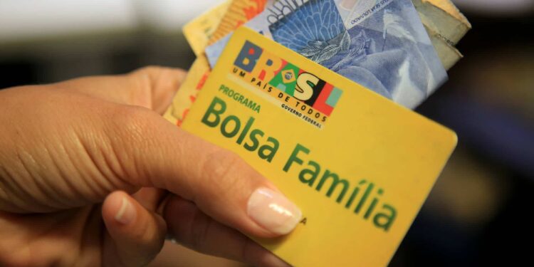 Bolsa Família: Passo a passo para SACAR o benefício pelo CAIXA TEM