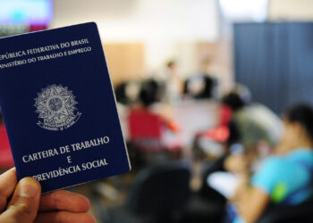 Taxa de desemprego CAI para 7,1% no trimestre encerrado em maio