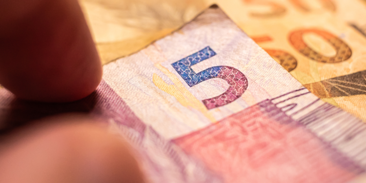 Veja como essa nota de 5 reais antiga vale ouro no mercado de colecionadores!