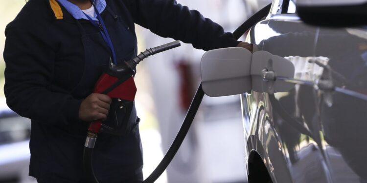 Preços dos combustíveis SOBEM nos postos do país, refletindo reajuste da Petrobras