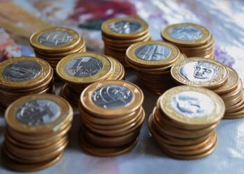 Sete moedas de 1 REAL valem mais de R$ 2.000 devido a ESTE erro