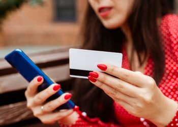 Aumento das fraudes em cartões de crédito. Imagem: Freepik
