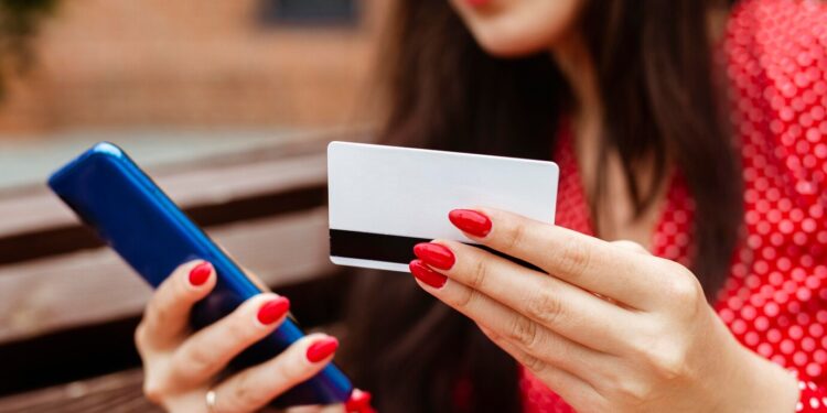 Aumento das fraudes em cartões de crédito. Imagem: Freepik