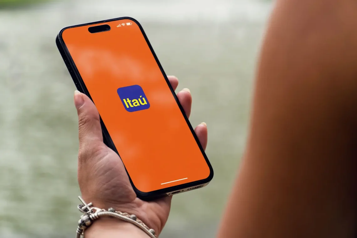 Mantenha o aplicativo Itaú sempre atualizado. Imagem: Shutterstock Mantenha o aplicativo Itaú sempre atualizado. Imagem: Shutterstock