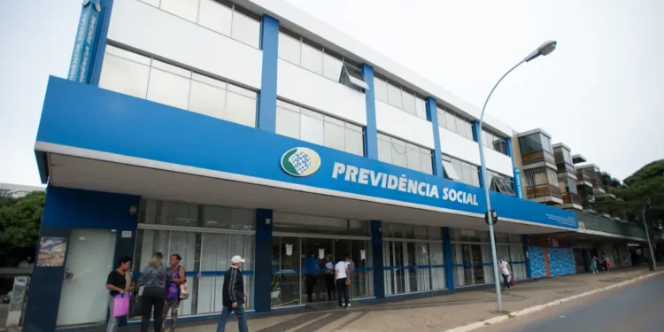 Aumento significativo na fila do INSS preocupa segurados em todo o Brasil. Imagem: Agência Brasil