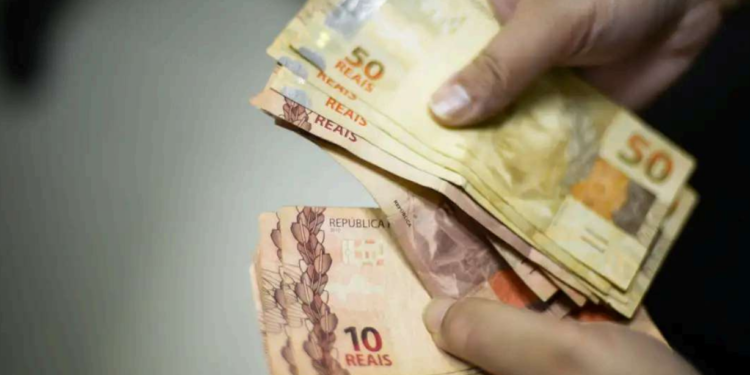 Confira se você que trabalhou de carteira assinada possui direito ao valor de R$2.313,74 / Imagem: Agência Brasil