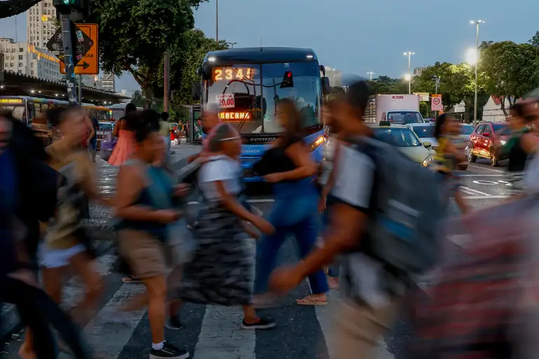 Trabalho noturno durante feriados exige pagamento de adicional. Imagem: Agência Brasil 