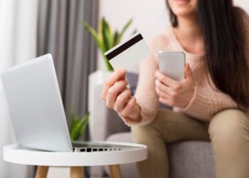 Emprestar o cartão de crédito para familiares e amigos pode acarretar riscos fiscais. Imagem: Freepik